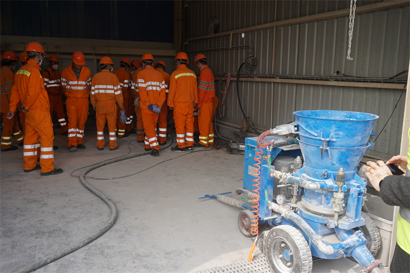 Refractory gunning machine used for metals and mining