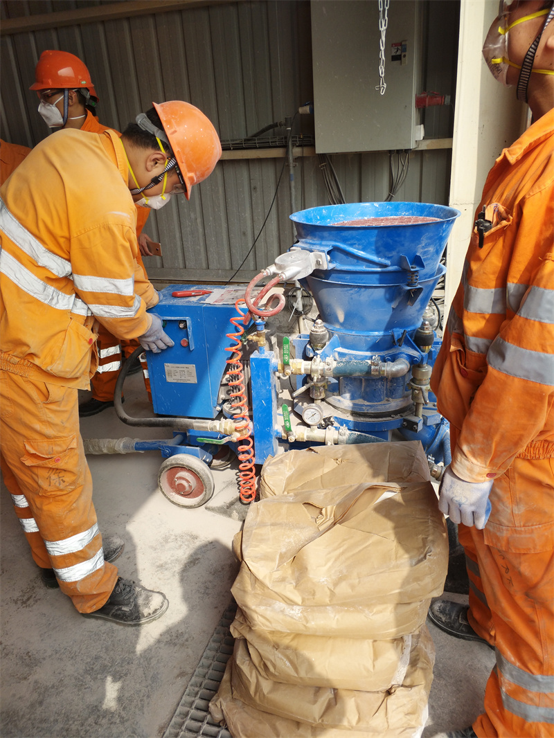 Refractory gunning machine used for metals and mining