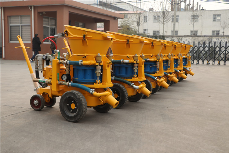 Dry-mixed shotcrete machine