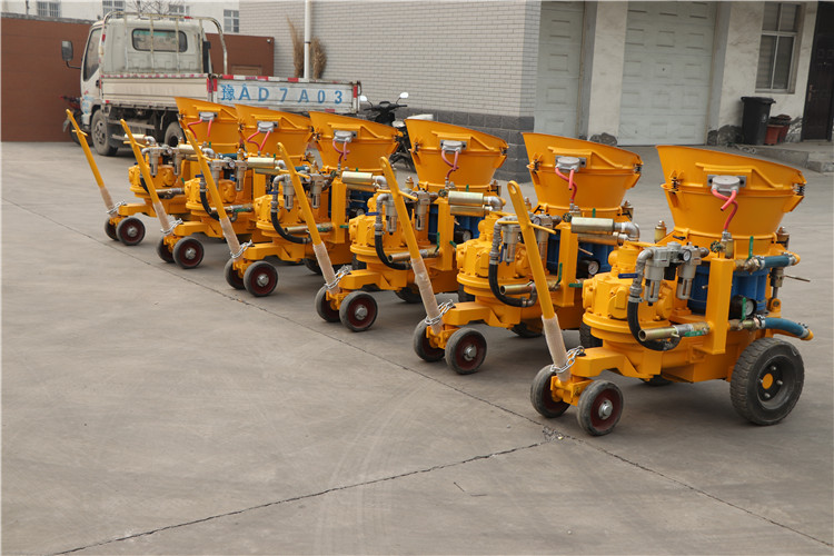 Dry-mixed shotcrete machine