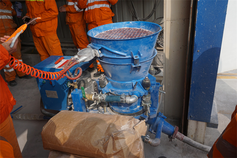 Shotcrete equipment for refractory lining