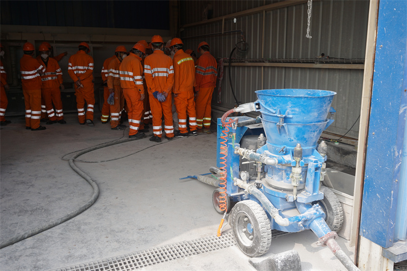 Refractory gunning machine for refinery